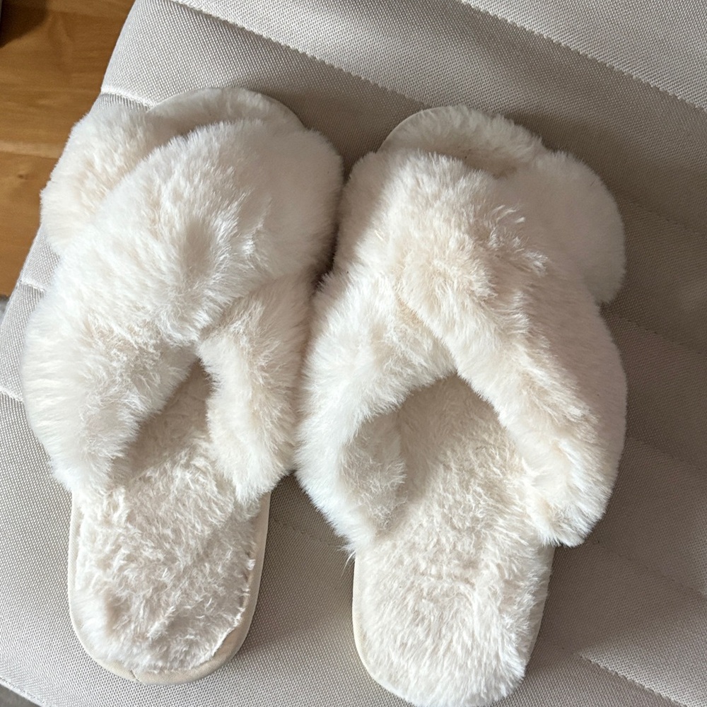 Cozy Cream Faux Fur Slippers